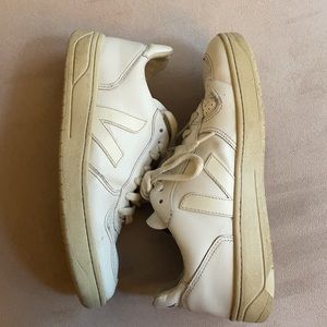 Veja V-10 white on white